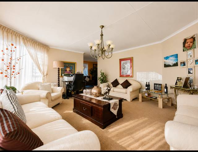 4 BEDROOM HOUSE FOR SALE IN THREE RIVERS EAST